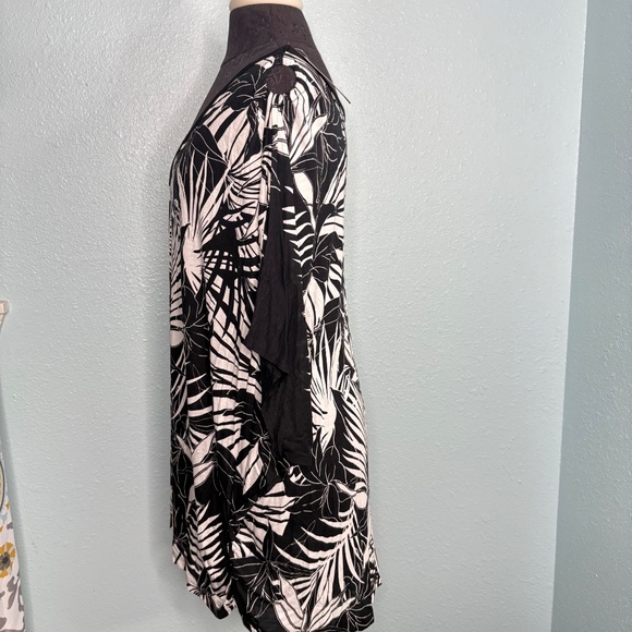 NWT Lane Bryant Plus Size Black White Tropical Blouse - Picture 2 of 13